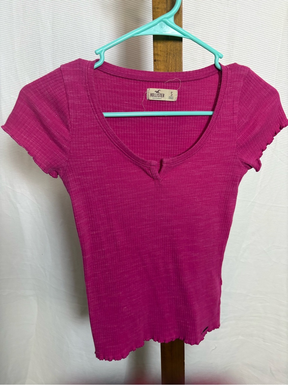 Hollister Women's Hot Pink Ribbed Short Sleeve Tee in Size Small